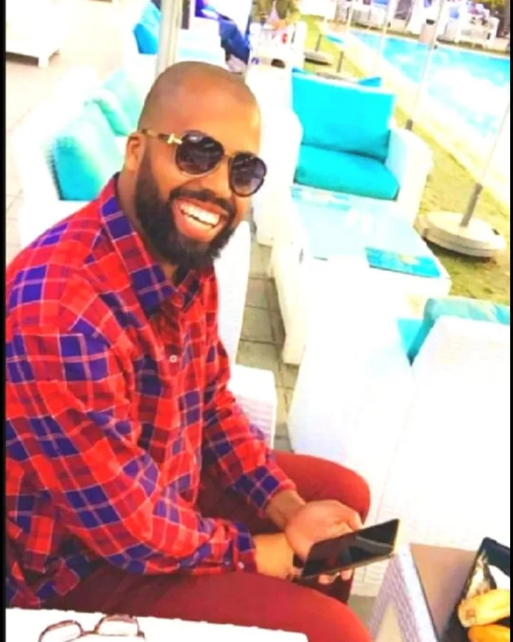 Yassine Dihabi, coach de vie, en chemise à carreaux sur une terrasse